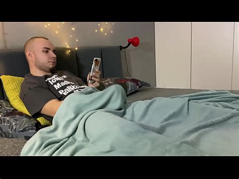 Vecino me atrapó masturbándome y me hace una mamada XVIDEOS