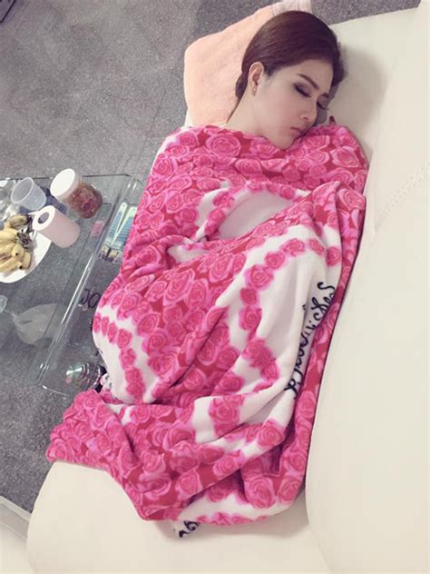 Hot girl Lilly Luta ngủ vẫn rất xinh đẹp