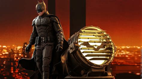 The Batman Hot Toys Reveals Its Awesome Batman And Bat Signal Collectible Set Geektyrant