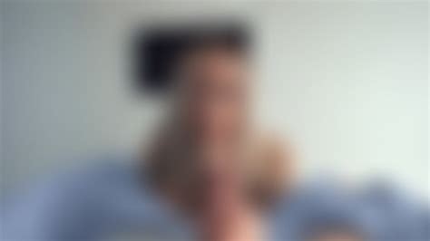 heiße blonde Frau hat hervorragende orale Sexfähigkeiten und der Penis dringt in ihre Muschi