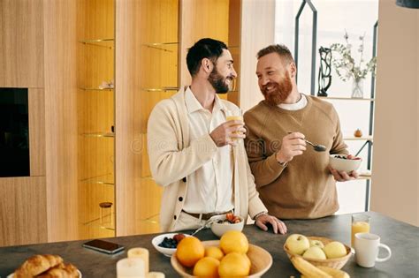 Dos Hombres Felices Una Pareja Gay Foto De Archivo Imagen De Crepes Sillas 323939016