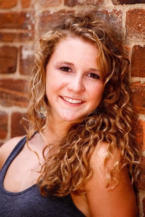 De Schitterende Vrouw Van Het Oog Van Het Haar Van De Blonde Bruine Stock Afbeelding Image Of