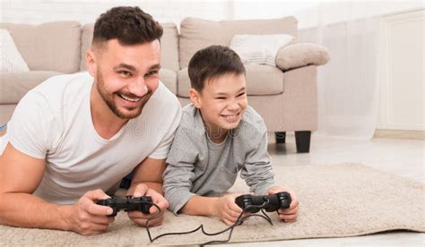 Père Et Fils Gay Jouer à Des Jeux Vidéo Image stock Image du amusement famille