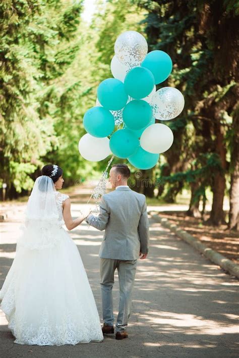 Feliz Novia Y Novio En Su Boda Foto De Archivo Imagen De Muchacha