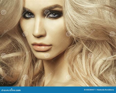Belle Femme Blonde Avec Le Maquillage Fumeux De Yeux Image Stock Image Du Yeux Pose