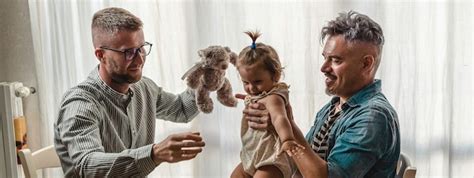 Banner horizontal ou cabeçalho casal gay masculino menina adotada em casa Dois pais