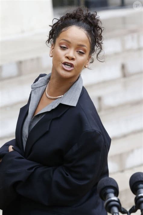 Photo Brigitte Macron Trogneux Raccompagne La Chanteuse Rihanna Sur