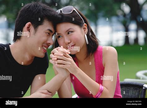 Manos Entrelazadas Parejas Fotograf As E Im Genes De Alta Resoluci N