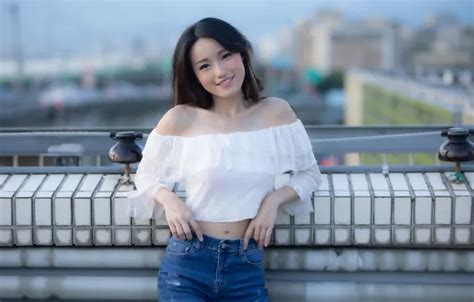 Обои model women jeans brunette asian smiling depth of field bare shoulders на телефон и