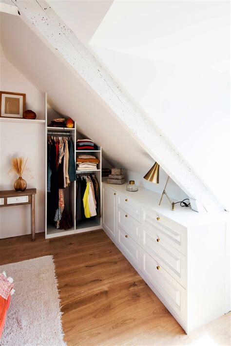 Chambre aménagée sous pente avec dressing mouluré Amenagement combles