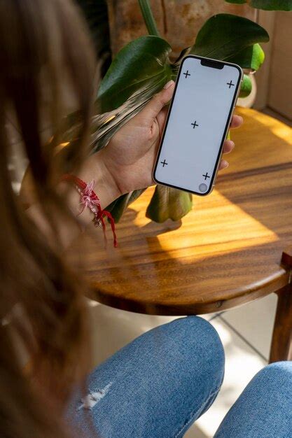 Jeune femme latina sur son téléphone portable différentes activités maquette d écran blanc ou