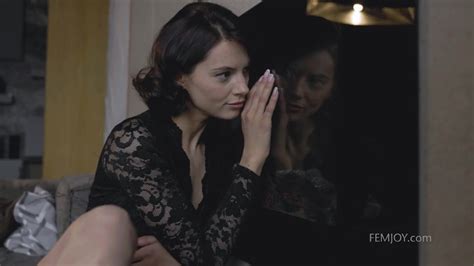 Sensual Strip Tease by European Babe Aleksandrina Vidéos Porno Gratuites YouPorn