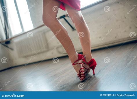Bailarina Latina Elegante Con Tacones Rojos Imagen De Archivo Imagen De Movimiento Femenino