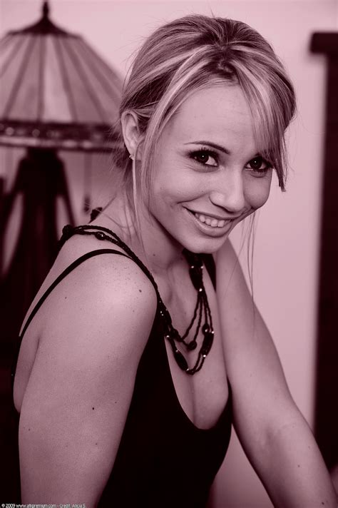 Forumophilia PORN FORUM Cute Girls Posing Naked Page 10