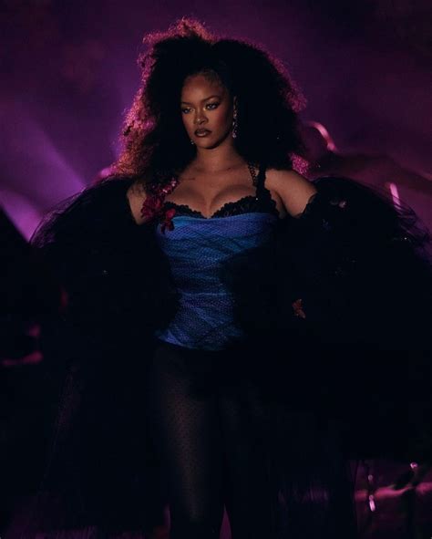 Rihanna Posa Lingerie De Nova Cole O E Diz Que Quer Redefinir O Que Ser Sexy