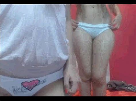 Dos chicas de años mostrando sus cuerpos sexys en la webcam XVIDEOS