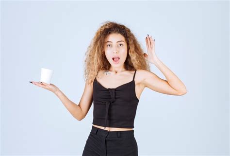 Fille Blonde Tenant Une Tasse De Caf Et Pensant Photo Gratuite