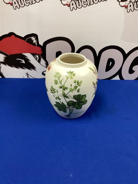 Poole Pottery Vase Badgers Auctions On Site And Online Auctions In