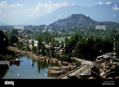Kaschmir, Indien - Ansicht von Srinagar Stadt und Hausboote an den ...