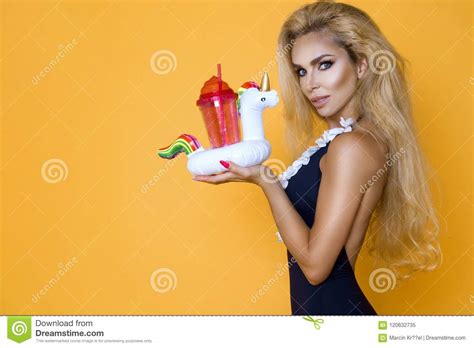 Modelo Hermoso En Un Bikini Y Gafas De Sol Sosteniendo Una Bebida Y Un