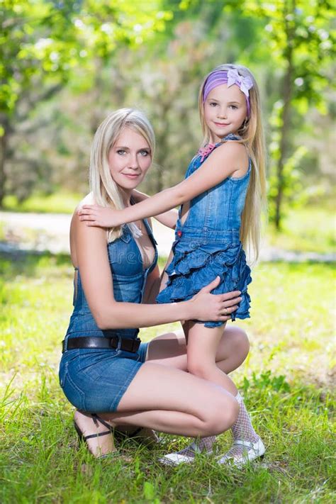 Blonde Frau mit Mädchen stockbild Bild von draussen 36786719