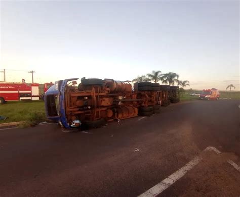 Carreta carga de óleo de soja tomba em rotatória na Rodovia General