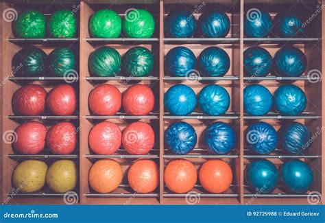 Bolas De Bolos En El Estante Clasificado Por El Color Foto De Archivo