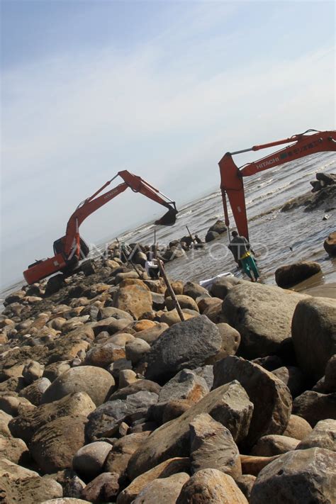 PEMBANGUNAN TANGGUL LAUT ANTARA Foto