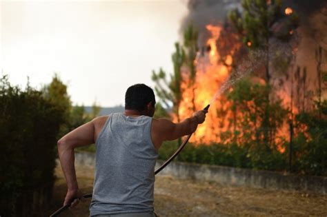 En Images Incendies Au Portugal Face Aux Flammes Les Habitants Se