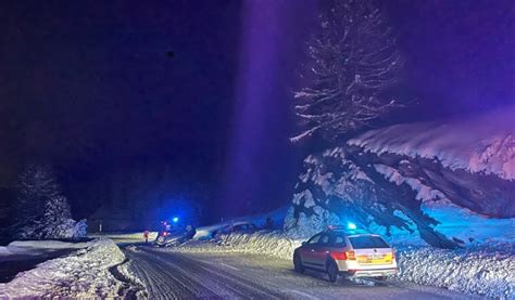 Maloja Gr Schneewall Unfall Auto Landet Auf Dem Dach