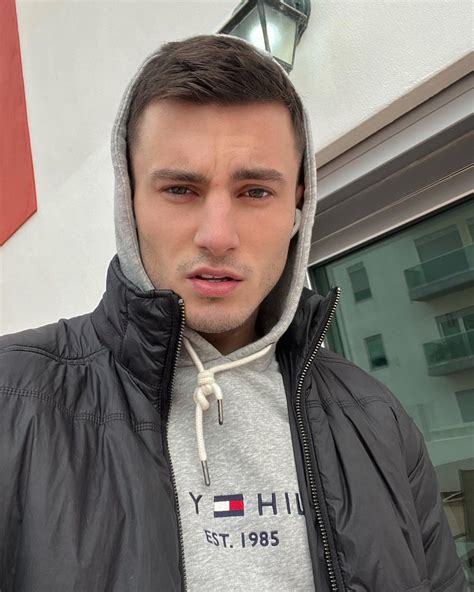 Él es Max Barz, actor de cine erótico y el motivo de la ruptura de 