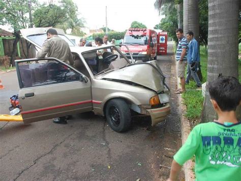 Idoso Bate Carro Em Rvore E Cinco Pessoas Ficam Feridas Capital