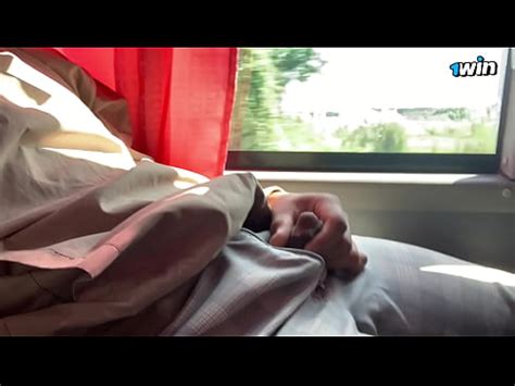 Une Asiatique Surprise En Train De Se Masturber Dans Un Bus Xvideos