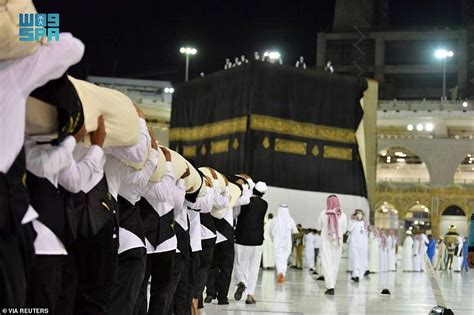 Muslim Pilgrims Arrive In Mecca For Downsized Hajj Daily Mail Online