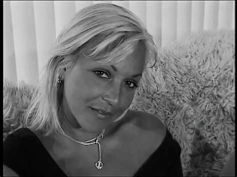 Mokra cipka zostaje zerżnięta przez dużego dildo xHamster