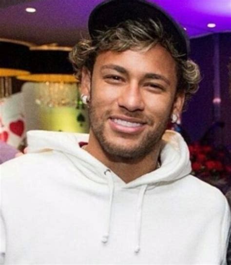 Após cabelo polêmico, Neymar muda visual mais uma vez e fica loiro RedeTV!
