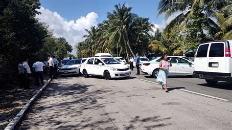 Taxistas de Cancún golpean a turistas y los bajan de autos en protesta