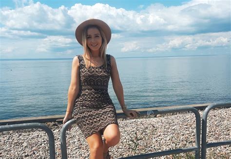 Cudowna Gwiazdeczka Disco Polo Czaruje Zgrabnym Cia Em W Sk Pym Bikini Na Pla Y Wygl Da Ob Dnie