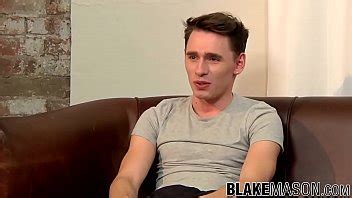 Lindo homosexual jock no pierde el tiempo desnudándose y acariciando XVIDEOS