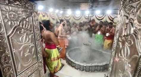 Watch EXCLUSIVE visuals of Bhasma Aarti from Mahakaleshwar Temple | Zee ...