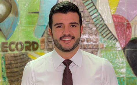 Primeiro âncora gay do Jornal Nacional Matheus Ribeiro é demitido da Record Notícias da TV