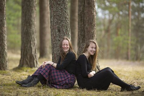 Två Tonårs Flickor är Bästa Vän Som Kramar På Gläntan Natur Fotografering För Bildbyråer Bild