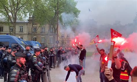 Francia Agreden A Familiar De Macron En Medio De Protestas Contra La