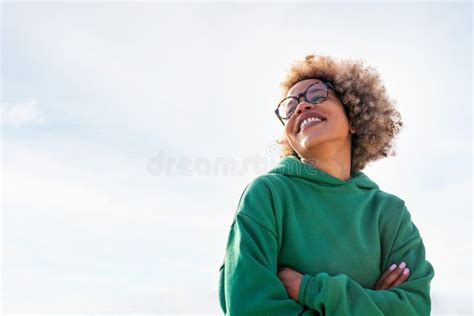 Joven Latina Con Pelo Afro Sonriente Feliz Foto De Archivo Imagen De Espacio Positivo 246577466