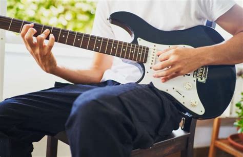 Comment accorder une guitare électrique avec ou sans un accordeur