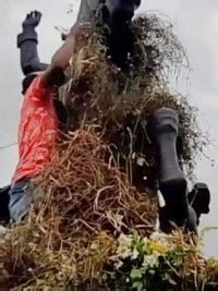 Haiti - Social : The statue of Dessalines vandalized at the Champ de Mars