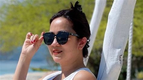 Tante Ernie Pose Hot Jadi Penjaga Pantai Ala Baywatch Netizen Pamela Anderson Lewat Okezone