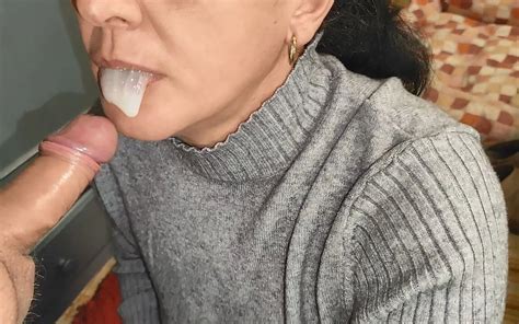 Une MILF mature suce et se fait éjaculer dans la bouche xHamster