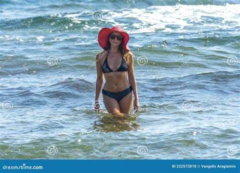 Mujer Sexy En Bikini Negro Y Sombrero Rojo Foto De Archivo Imagen De Persona Sombrero