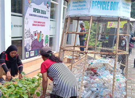 Sampah Plastik Ditukar Bibit Pohon Di Tpa Pakusari Jember